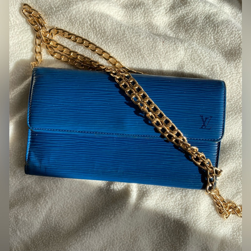EUC Louis Vuitton Trifold Wallet/Crossbody Bag